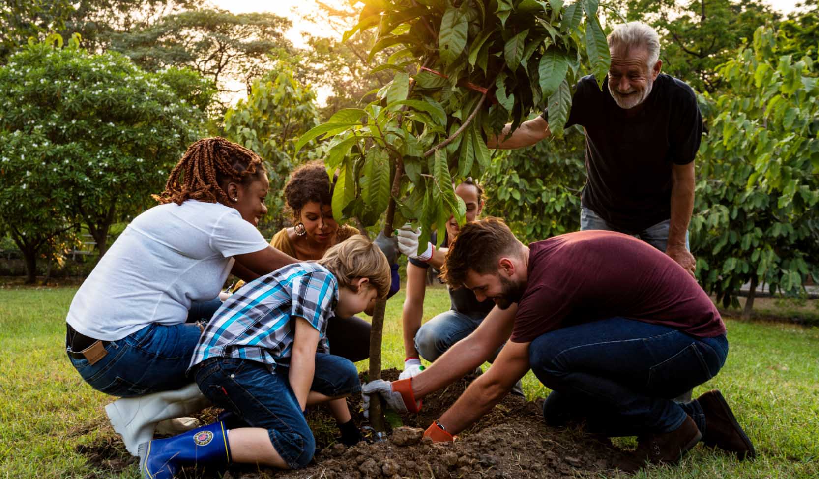 "Eine Gruppe von Menschen verschiedener Nationalitäten pflanzt einen Baum, um Solidarität zu zeigen und die Rettung des Planeten zu unterstützen.” 